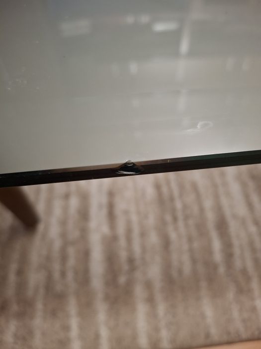 Холна маса със стъклен плот