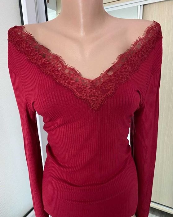 Bluza rosie cu dantela la decolteu