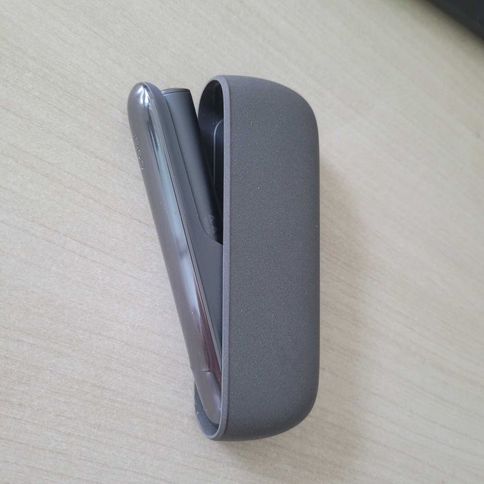 IQOS Iluma gri inchis