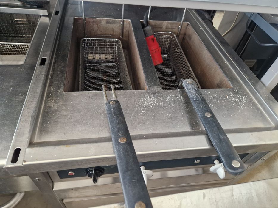 Friteuza 1 sau 2 cuve inox, la 380v, cu banc și robinet de golire