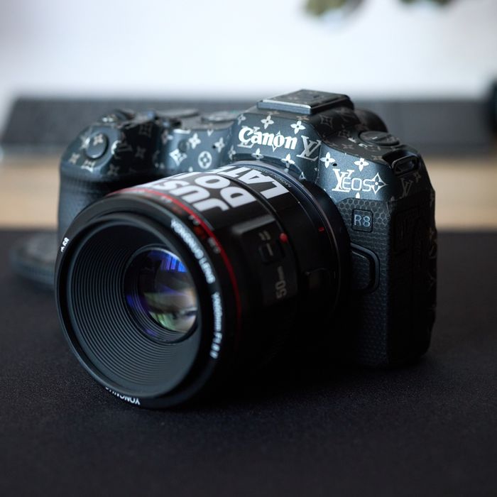 Продаю Canon EOS R8