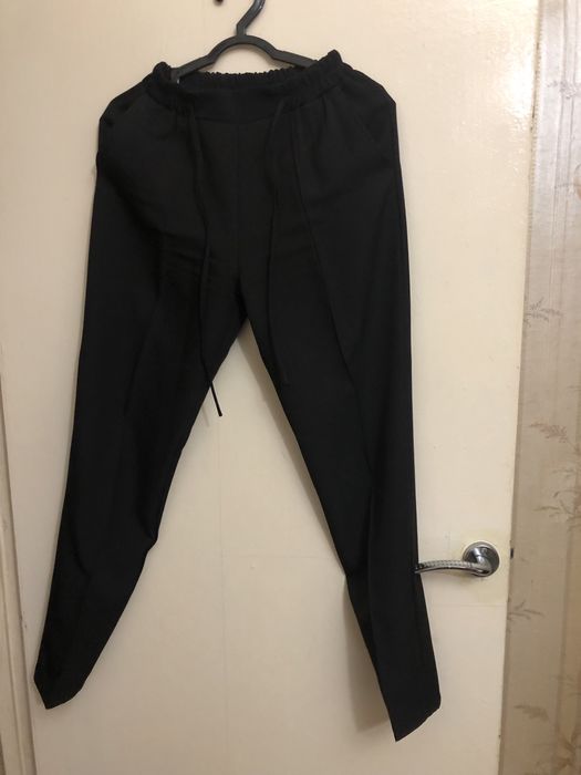 Черные брюки на резинке