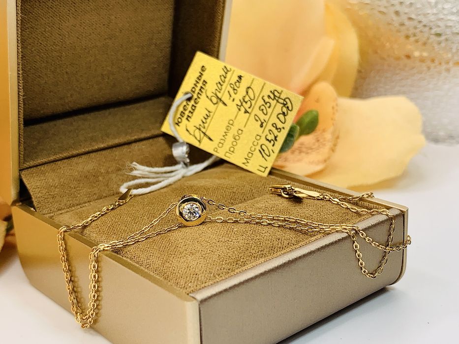 Лаконичный золотой браслет с блистательным бриллиантом