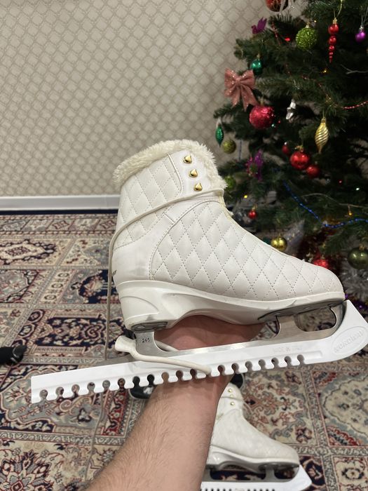 Продаю Коньки белые