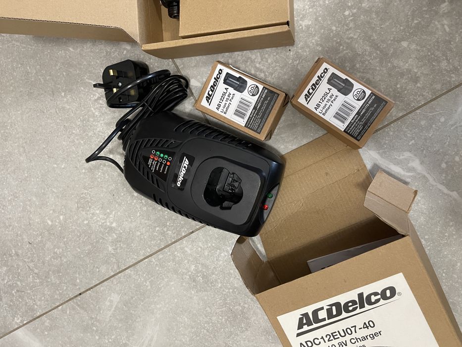Impact driver cu 2 baterii si incarcator
