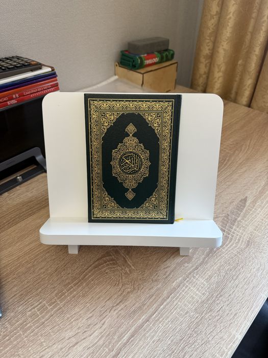 Напольная вешалка с подставкой для книги