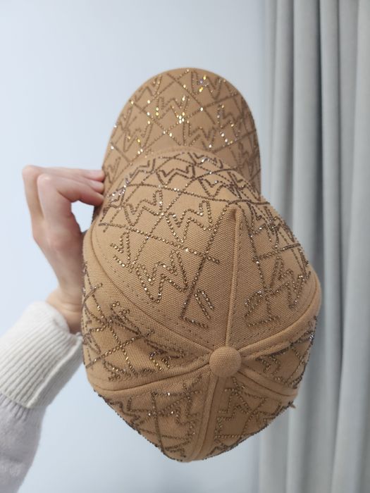 Неупотребена шапка с камъни