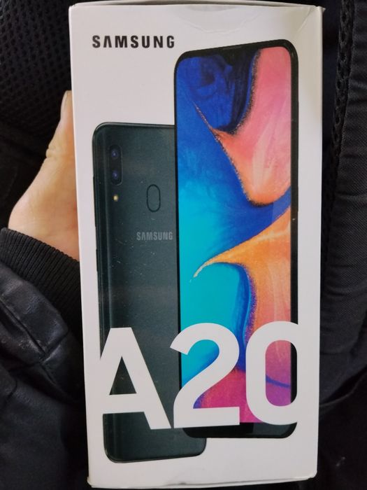 Продаю телефон Самсунг A20