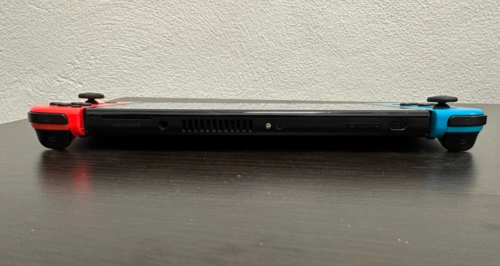 Nintendo Switch OLED HEG-001 + Joy-Con originale + Grip