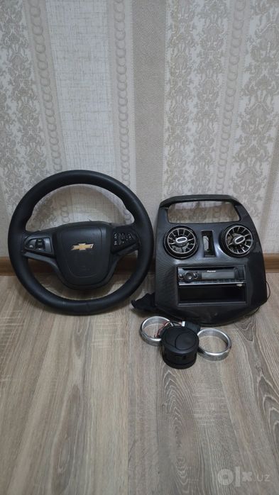 Mashina uchun Rul va Radio