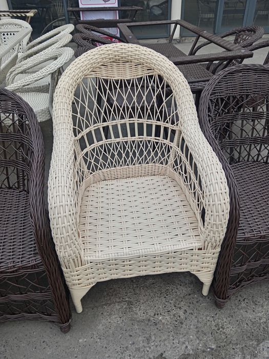 Ratan to'qima stol va kachelalar