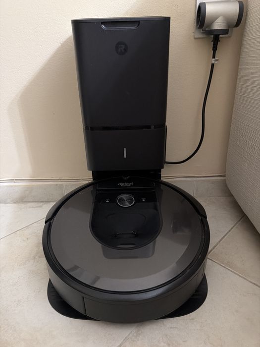iRobot Roomba i7 Plus прахосмукачка робот, черен
