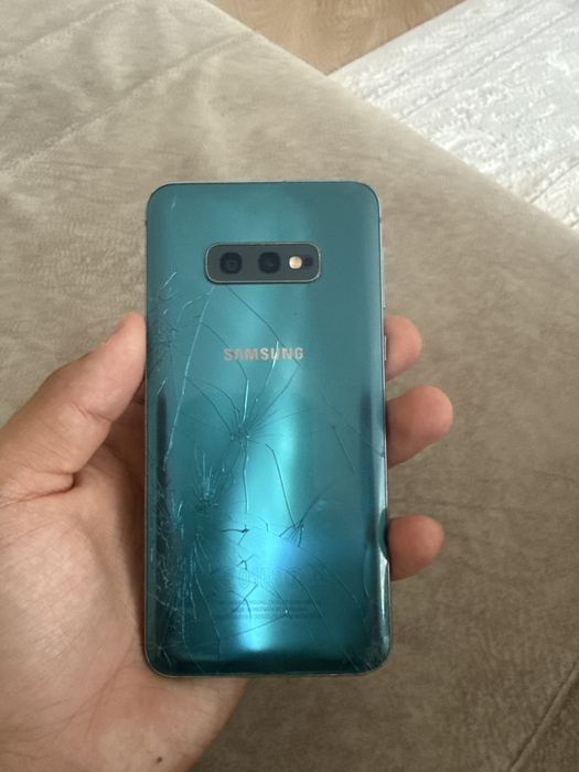 Samsung S10e.