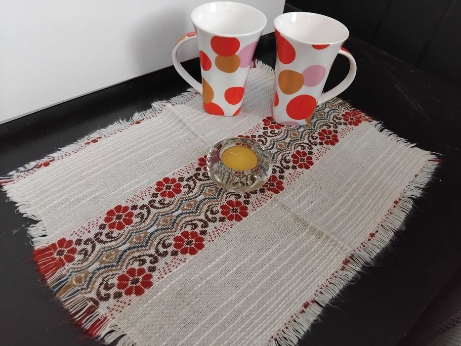 Битови карета и подложки за маса