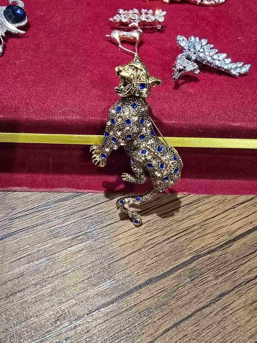 Брошки различни модели