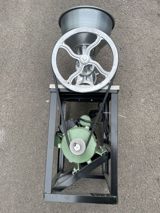 Mașina de tocat electrică cu măsuță și motor