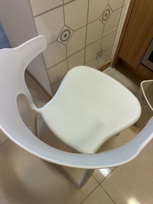 продам белые стулья