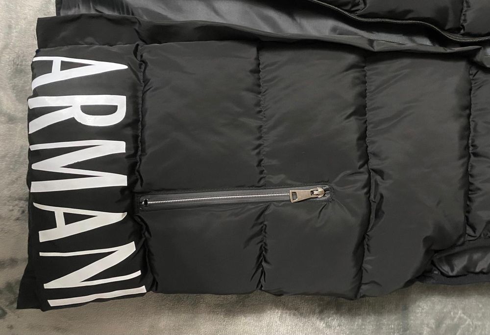 Vând vesta noua de bărbați Armani Exchange