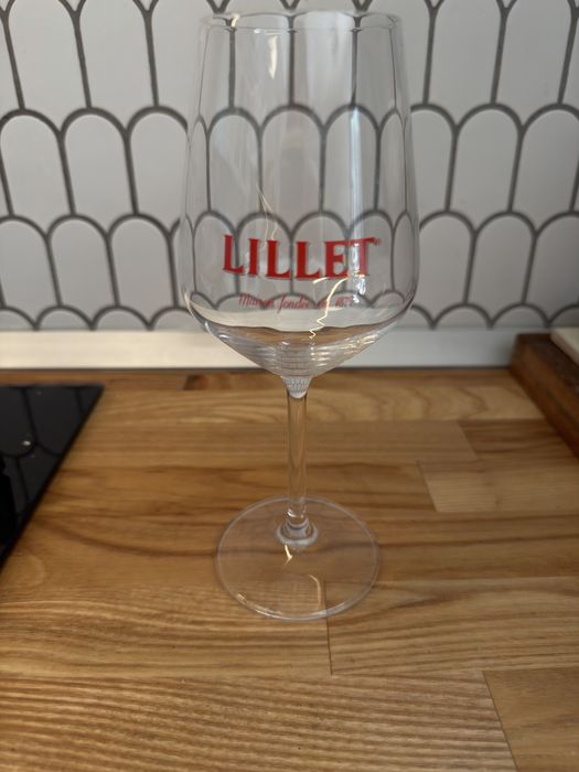 Vand pahare de vin, cocktail si whiskey