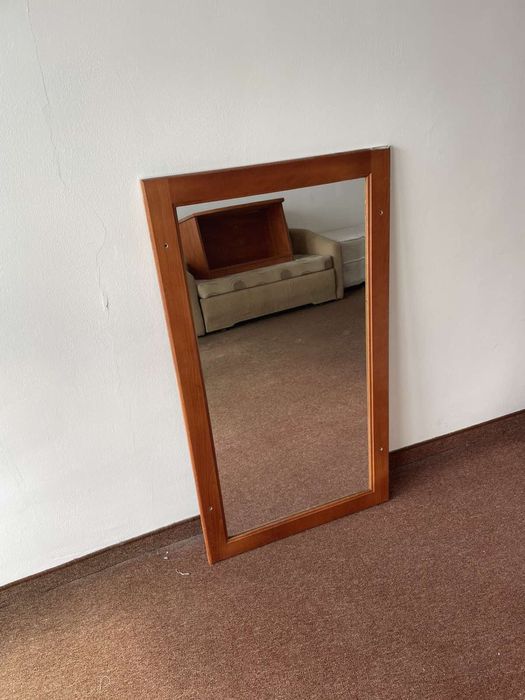 Огледало с дървена масивна рамка