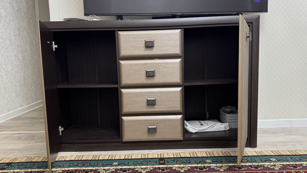 Продам комод с зеркалом