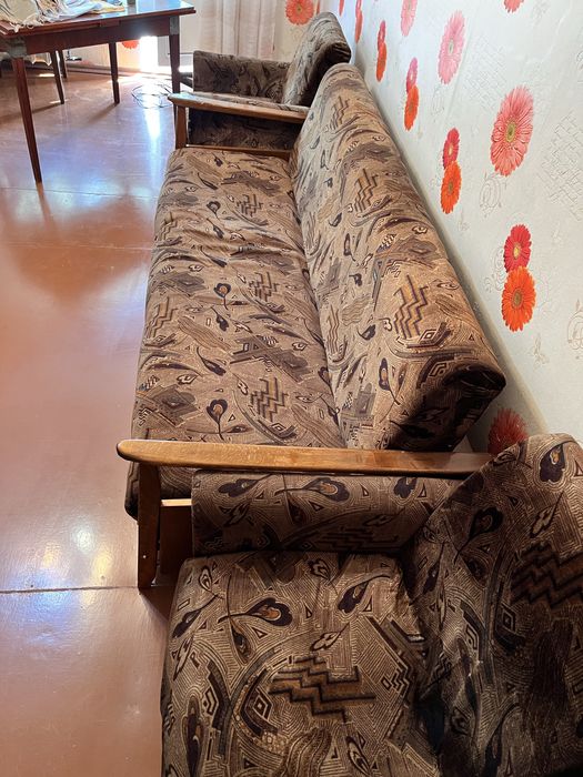 Продаю Диван с двумя креслами