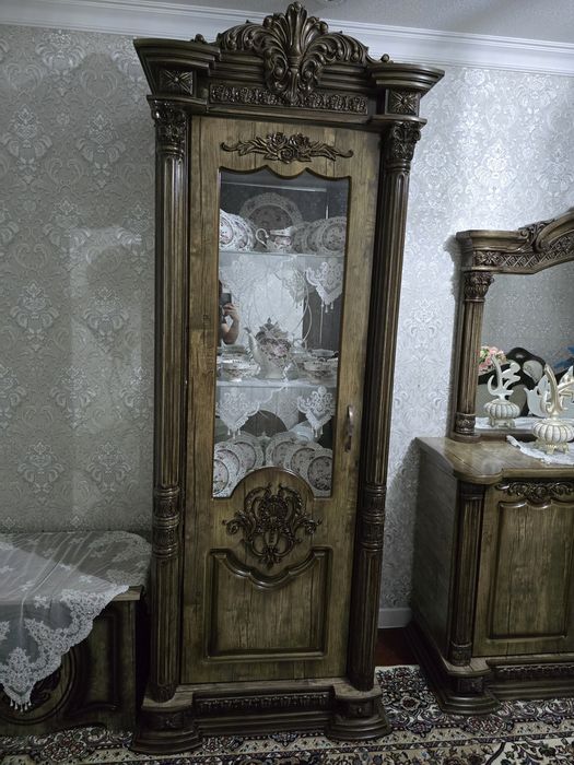 Срочно продам гостиный пенал и комод в комплекте.