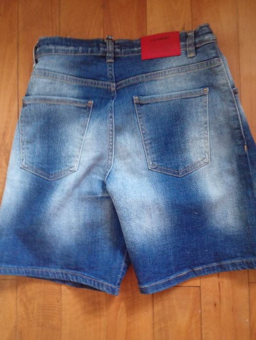 Pantaloni scurți