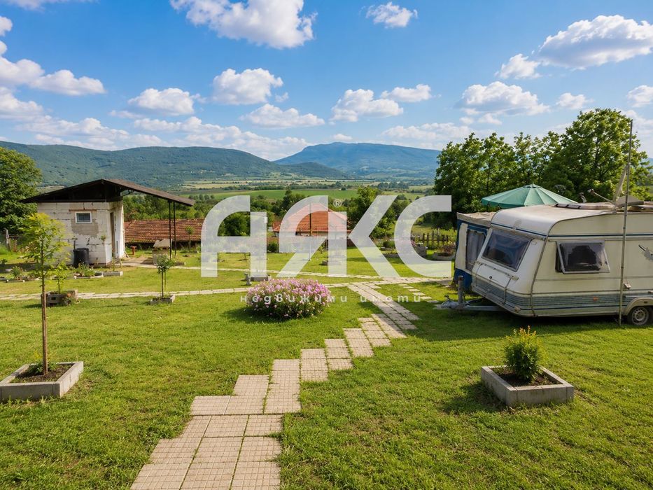 Продаваме парцел 820 кв.м с виза за строеж, ток, вода и обзаведена ка