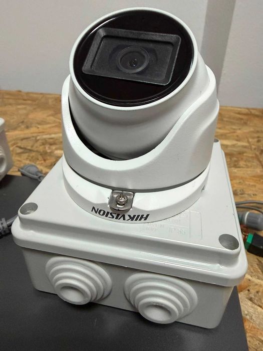 Sistem Supraveghere Video Hikvision Complet, DVR 8 Canale + 4 Camere 5MP + HDD 1TB Inclus