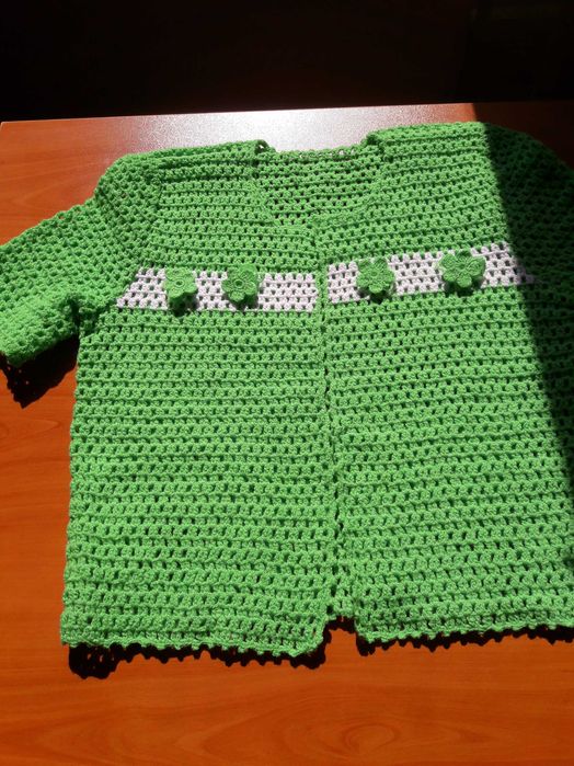 Жилетка ръчно плетена на една кука.