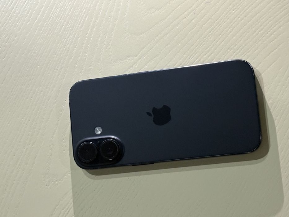 Iphone 16 black.