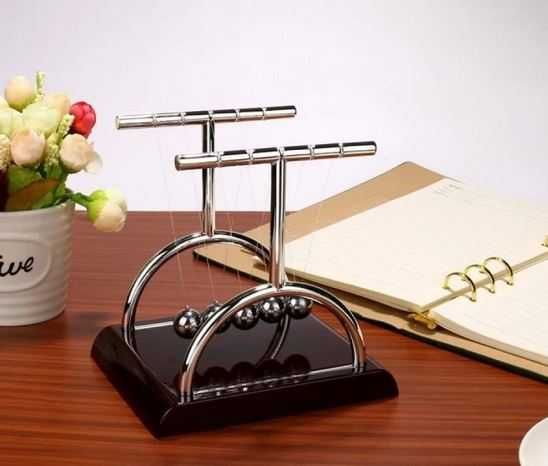 Люлката на Нюто.Блъскащи Топчета и Перпетуум Мобиле за бюро. Игра