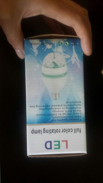 Vând bec led laser multicolor rotativ pe motoraș nou la cutie