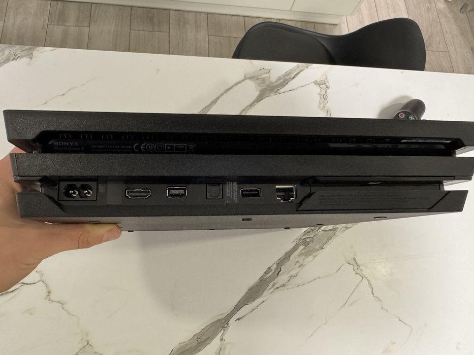PS4 Pro 1TB + 1 DualShock4 като нов