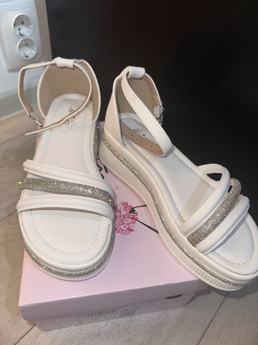 Sandale albe mei masura 35