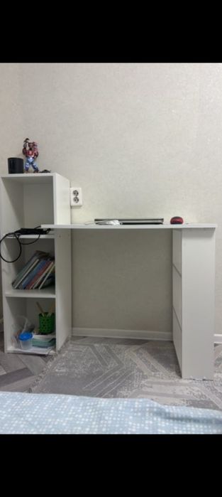 Стол письменный практически овый