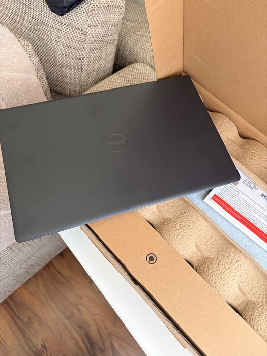 Лаптоп Dell Vostro 3530, intel core i5+лицензиран windows