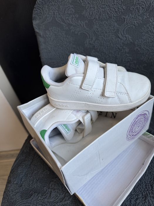 Бели маратонки Адидас и найк