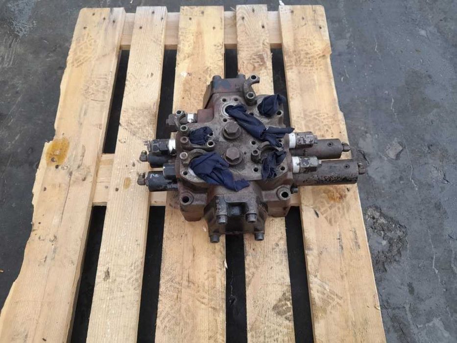 Distribuitor Hidraulic Hitachi 21220-53023 incarcator frontal Fiat Hitachi W190