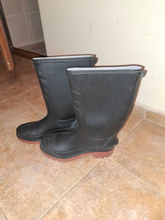 Продавам гумени ботуши