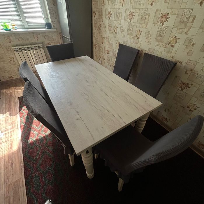 Стол с стульями.