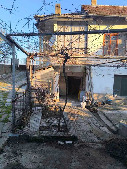 Продавам просторна къща с голям двор - гр. Димово