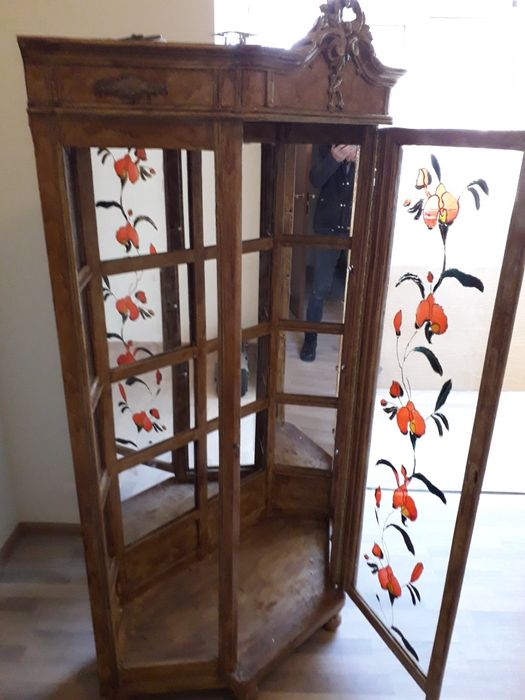 Старинен античен шкаф