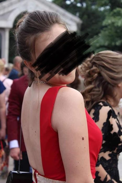 Дълга рокля с гол гръб и цепка