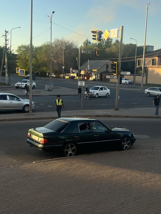 Продаю 124 мерседес срочно
