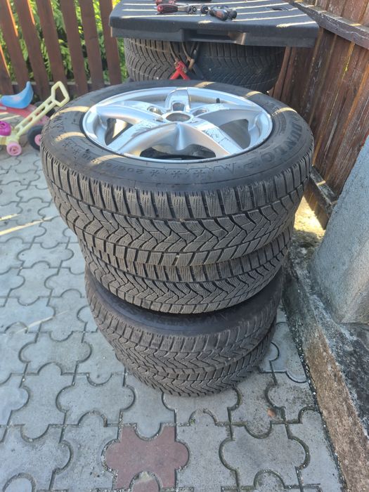 Vand doua seturi de jante una de aliaj si una jante tabla 205.60.16 anvelope bune