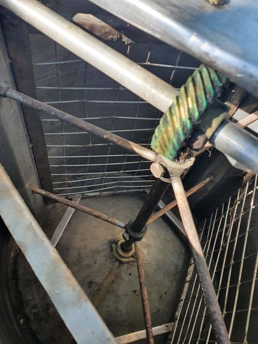 Centrifuga pe 3 rame stors miere