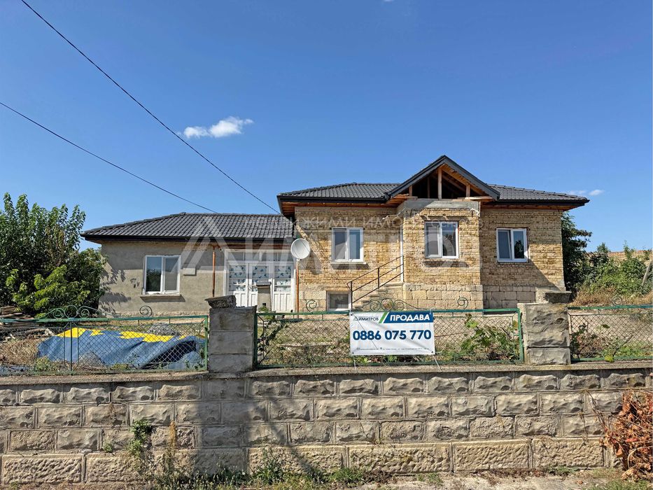 Продава се самостоятелна тухлена къща в гр. Плиска с двор близо 2 дка.