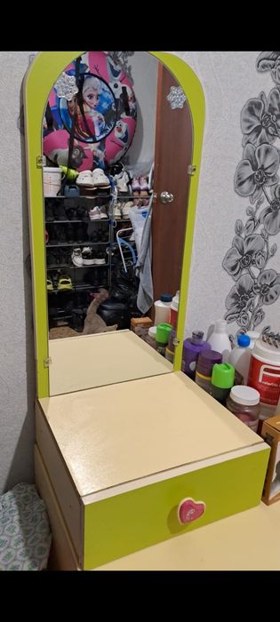 Продам детский гарнитур.кровать комод..